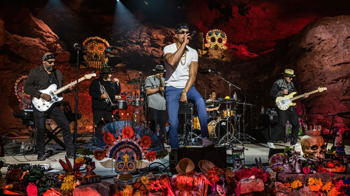 Los Lobos performs in The Cavern