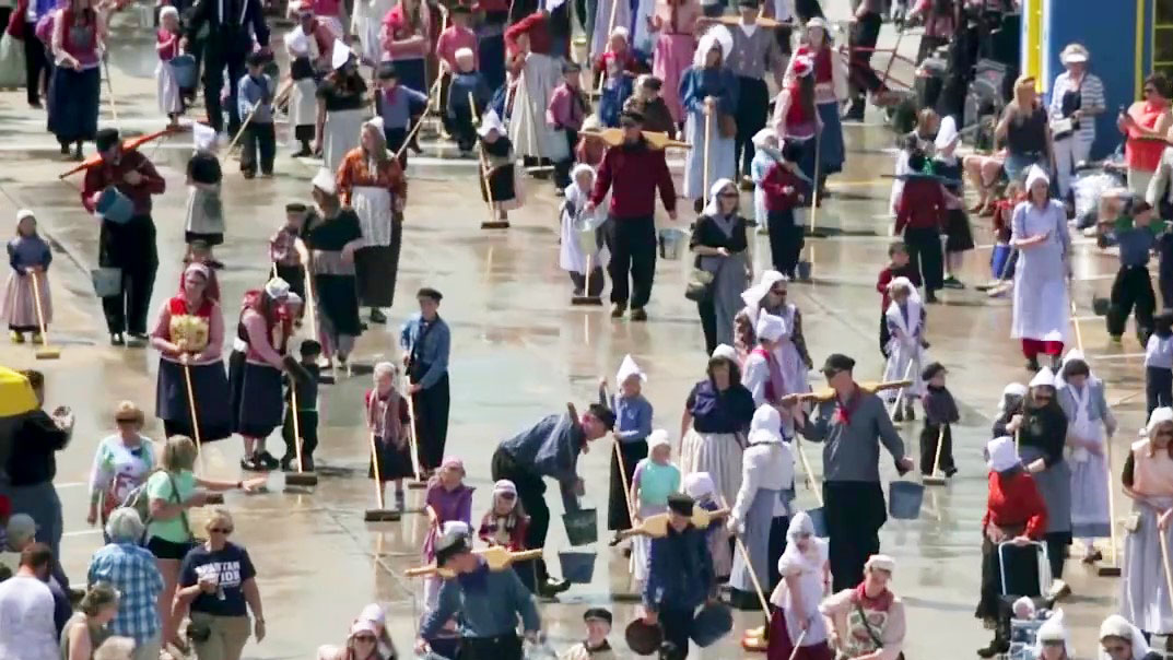 A crowd of people at a Dutch heritage festival.