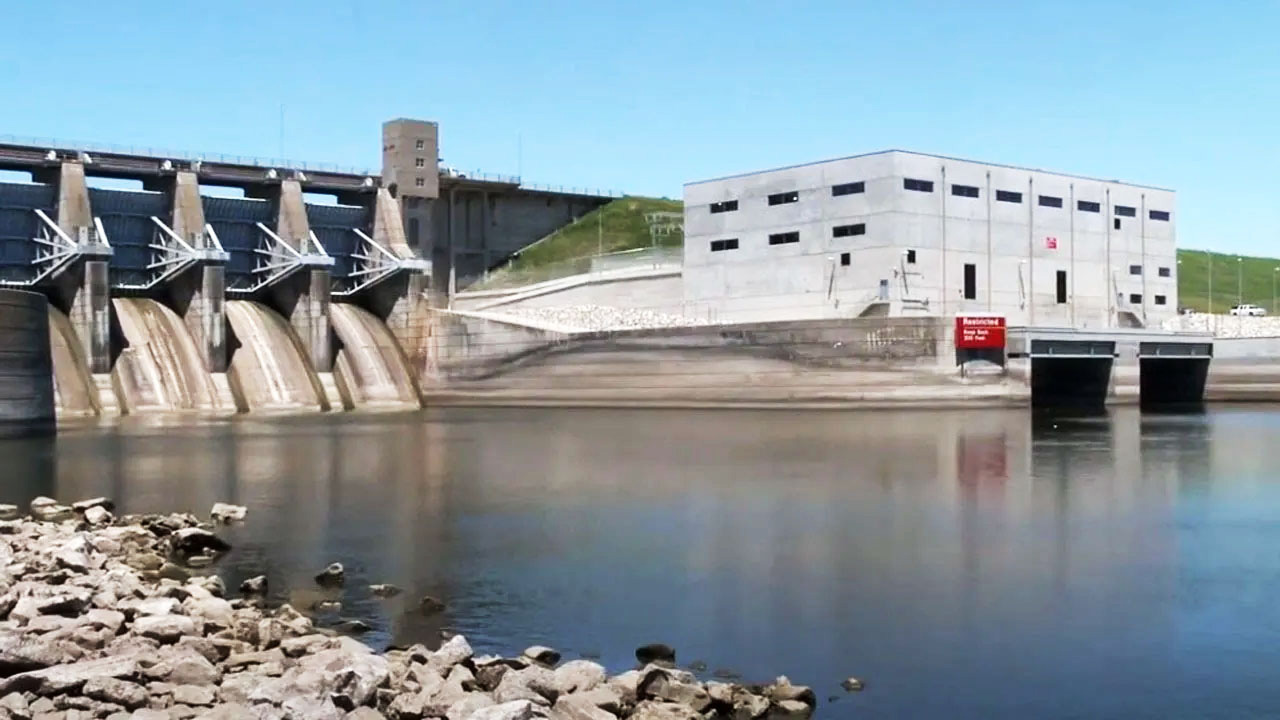 An exterior view of the Red Rock Hydroelectric Power Plant and dam.