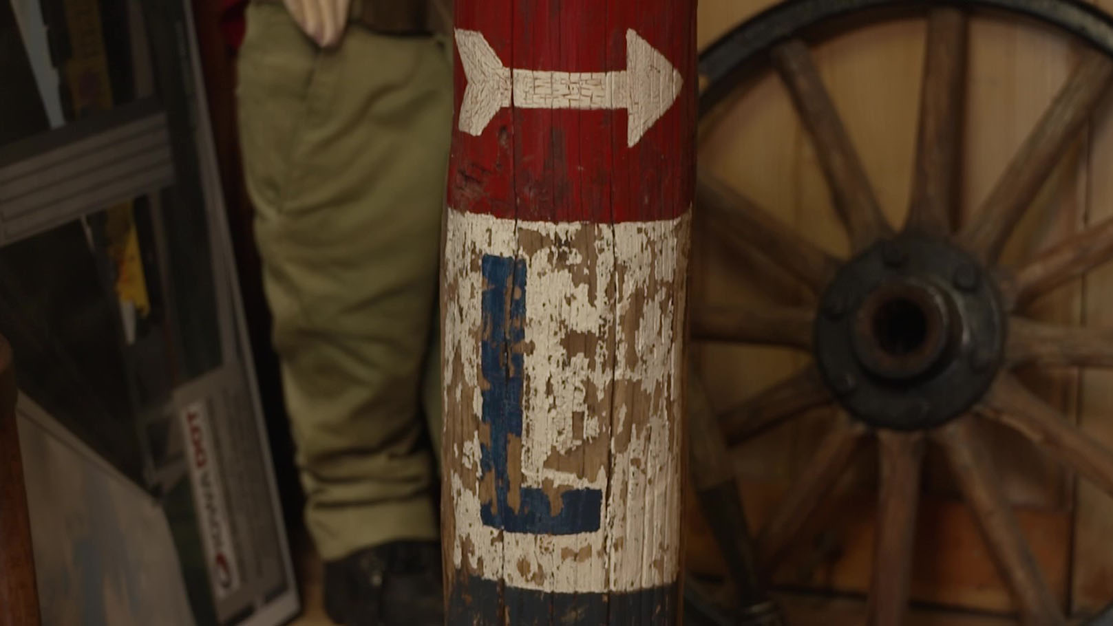 An old painted pole with the symbol for the Lincoln Highway painted on it.