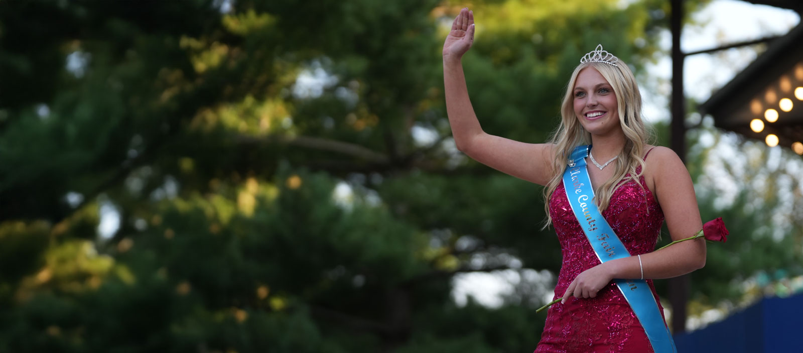 2024 Iowa State Fair queen waves to the crowd.