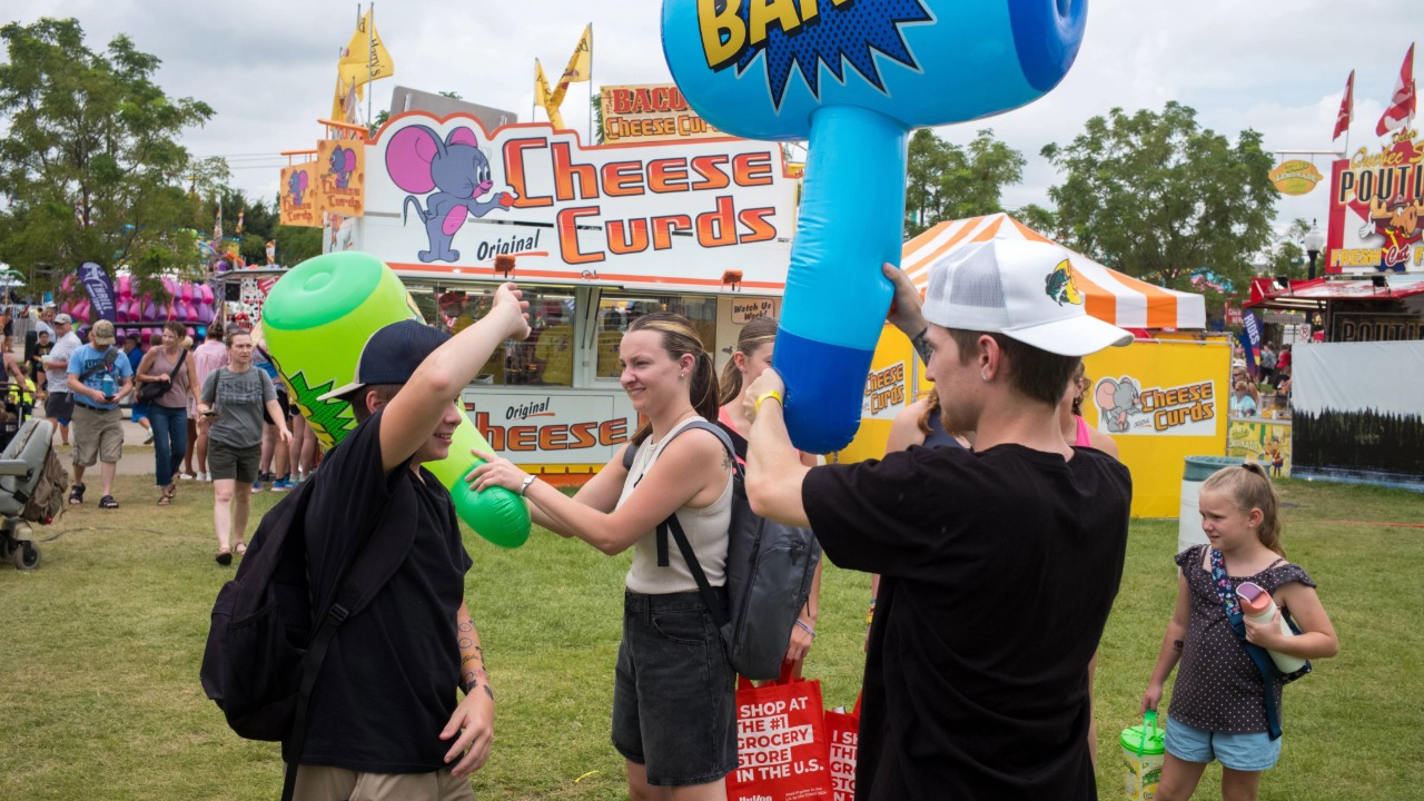 Kids playing with inflatable hammers 
