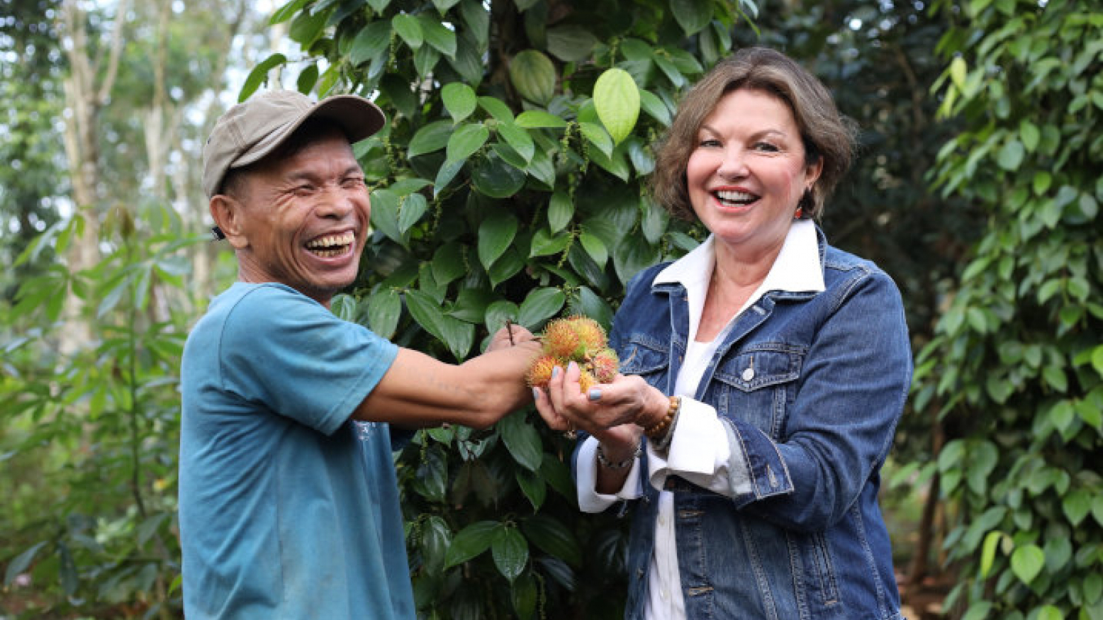 Heidi Kühn standing with a farmer