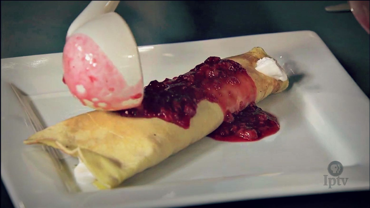 Pannekoeken with Raspberry Sauce