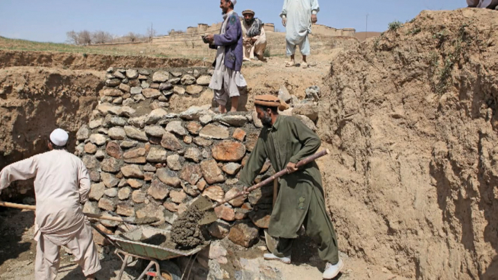 Afghan farmers working together to rebuild