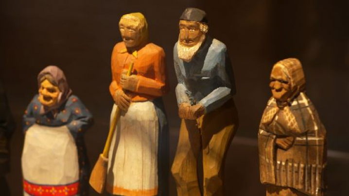 Four small wooden carved people