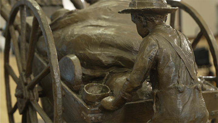 A sculpture entitled "Handcart Pioneer", by Norwegian artist Torleif Knaphus.