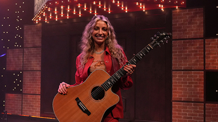 Halle Kearns with her guitar.