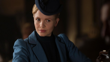Actress Kate Phillips as Eliza Scarlet