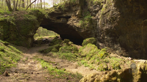 Image of natural bridge rock formation.