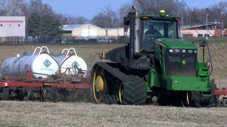 tractor applying fertilizer