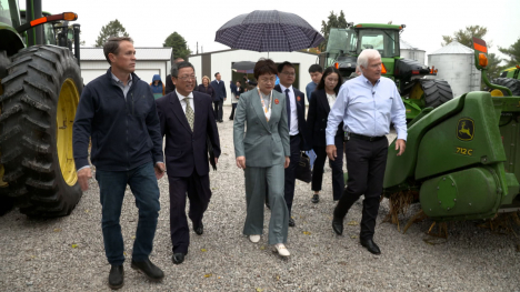 Chinese delegates take farm tour